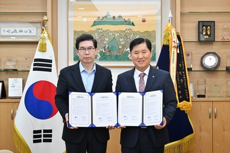 영덕군은 지난 4일 울릉크루즈(주)와 상호협력 및 상생 발전을 위한 업무협약을 체결한 뒤 기념촬영을 하고 있다. (왼쪽부터 김광열 영덕군수, 조현덕 울릉크루즈 대표). 영덕군 제공